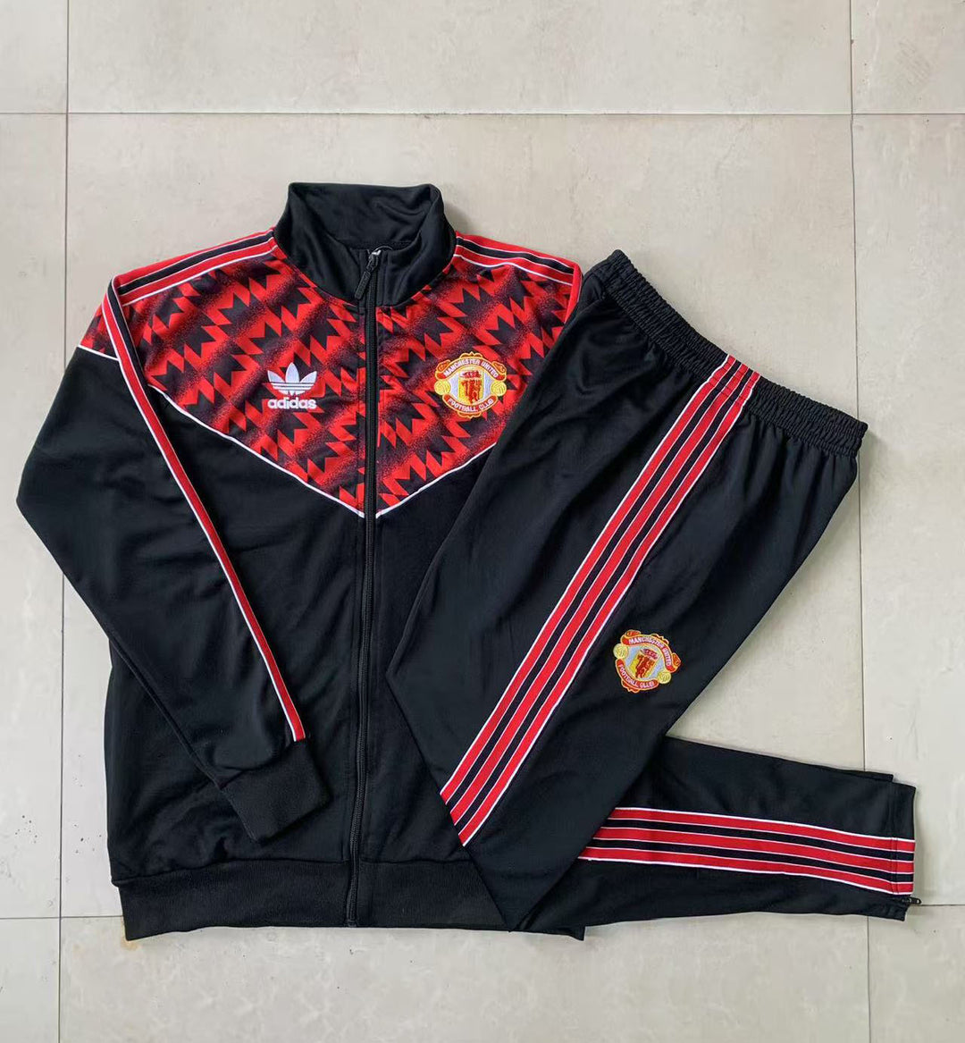 Conjunto Manchester United 25/26 - Preto/Vermelho