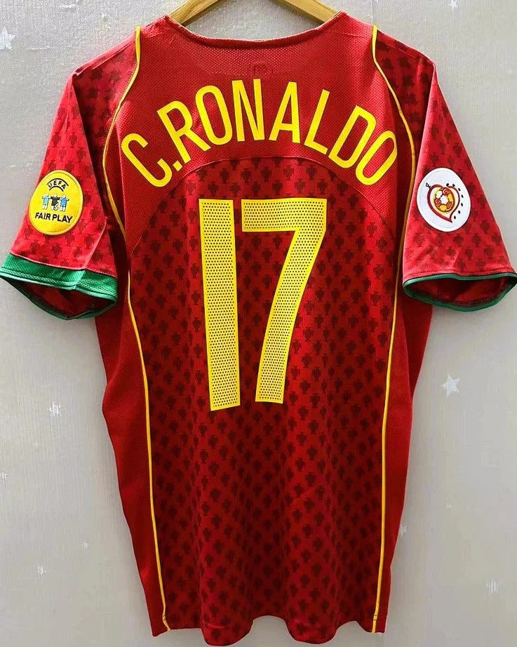Camisa Retrô Portugal 2004/05 Home - C. RONALDO #17 (+Patches)