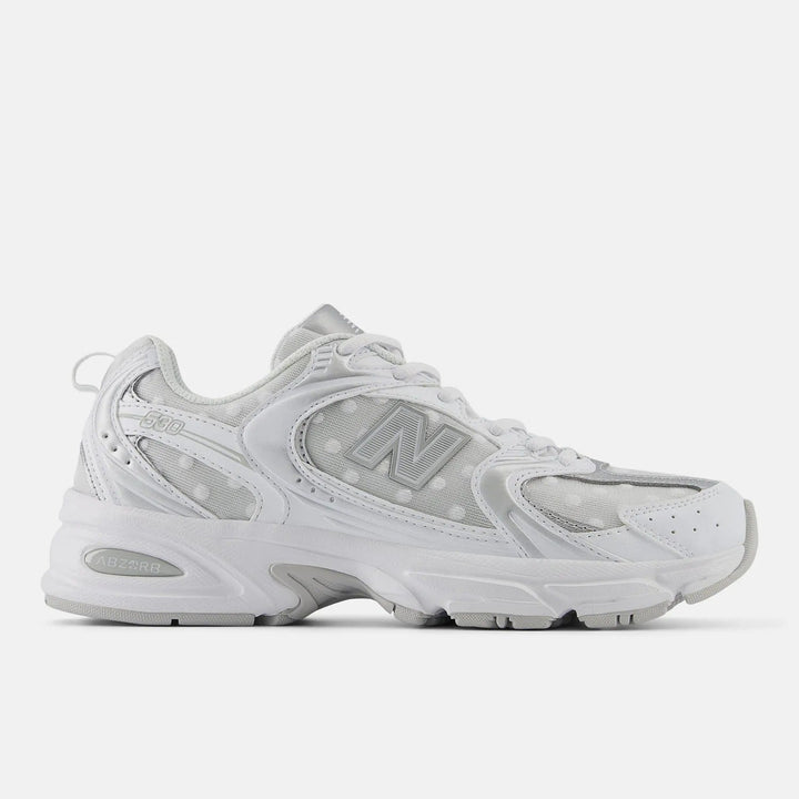 New Balance 530 – Branco/Prateado