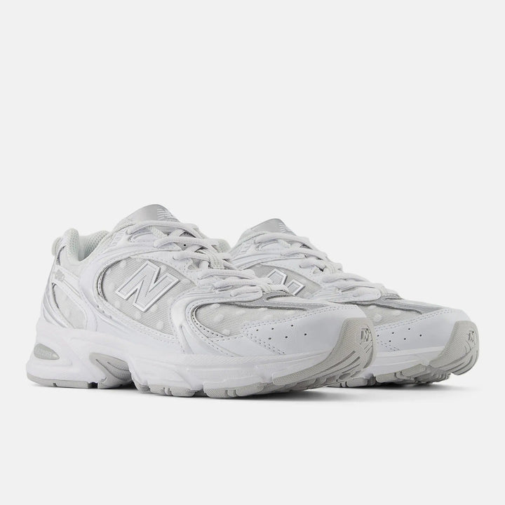 New Balance 530 – Branco/Prateado