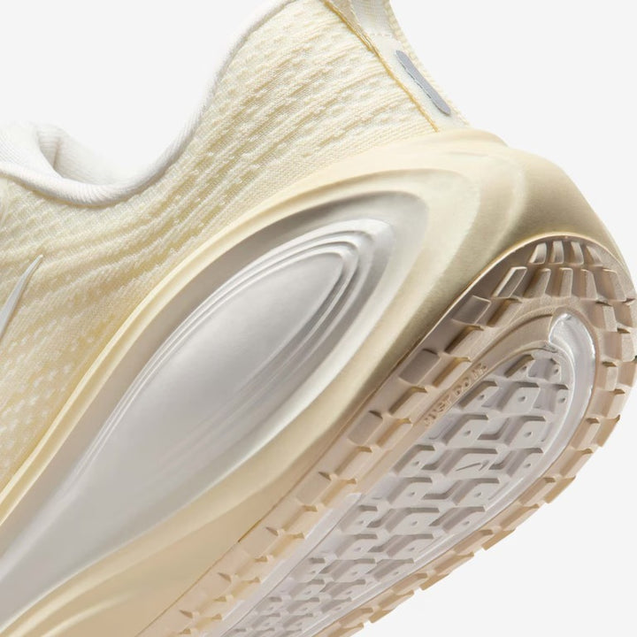 Tênis Nike Vomero Plus - Amarelo Claro