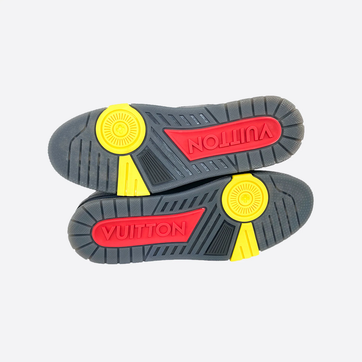 Louis Vuitton Trainer – Preto (Signature)