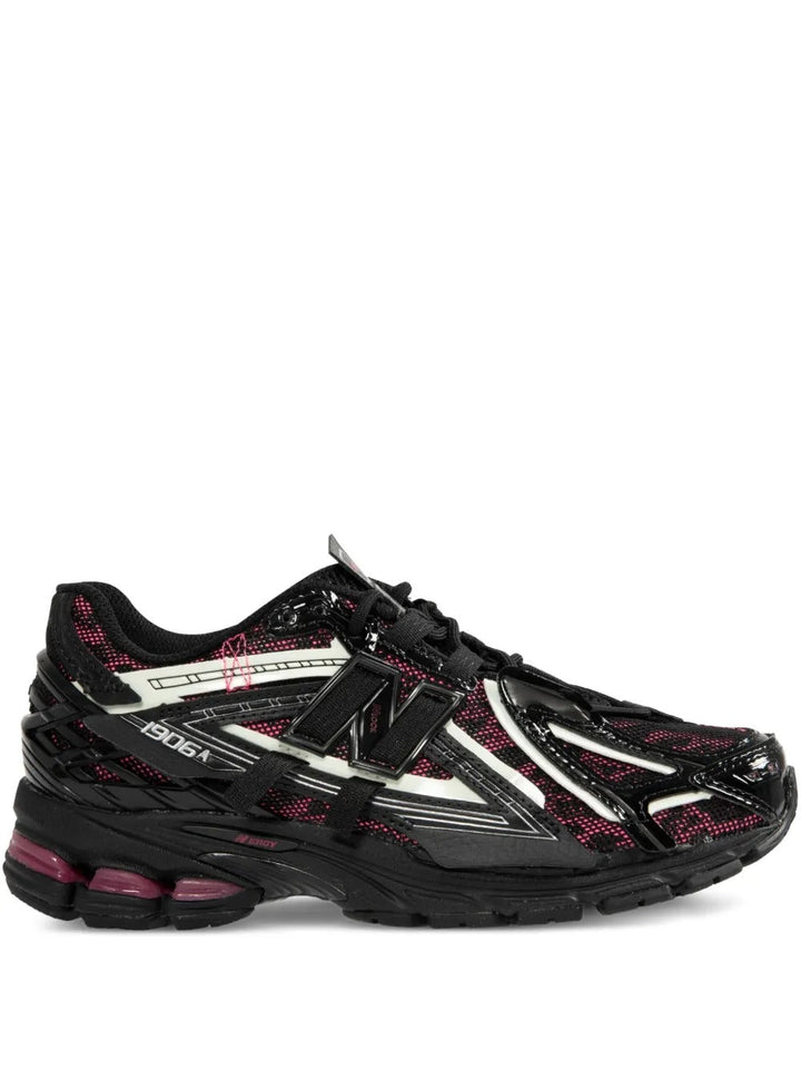 New Balance 1906A - Preto/Branco/Bordô