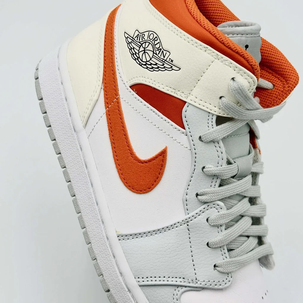 Jordan 1 Mid Starfish - Branco/Platina Pura/Laranja Starfish/Cinza