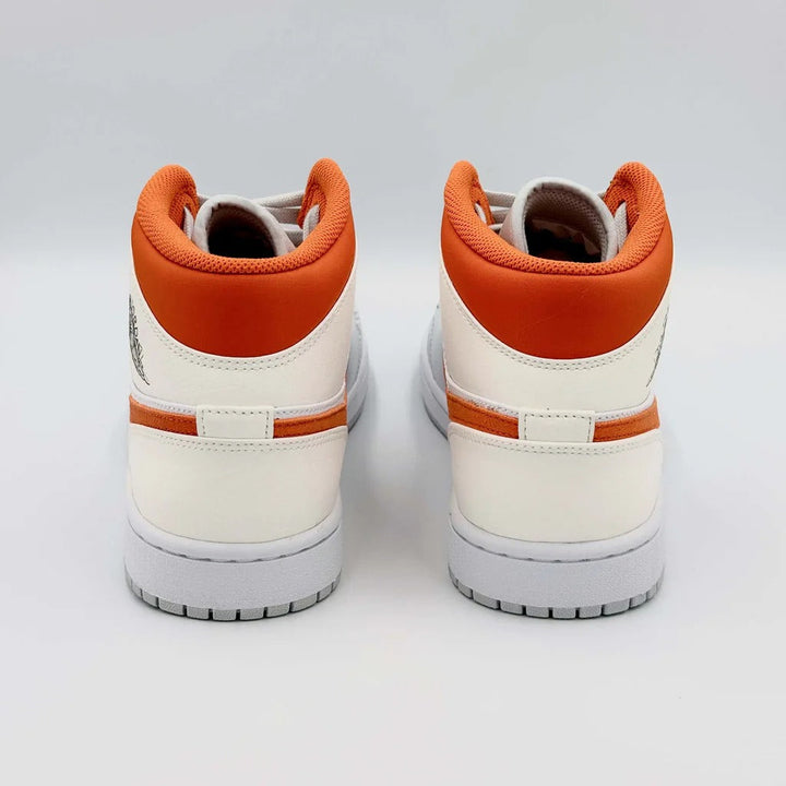 Jordan 1 Mid Starfish - Branco/Platina Pura/Laranja Starfish/Cinza