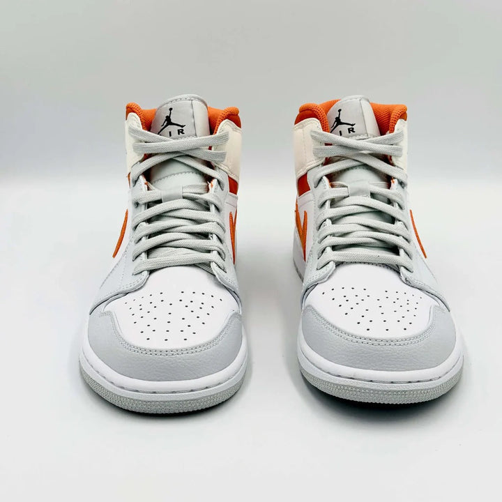 Jordan 1 Mid Starfish - Branco/Platina Pura/Laranja Starfish/Cinza