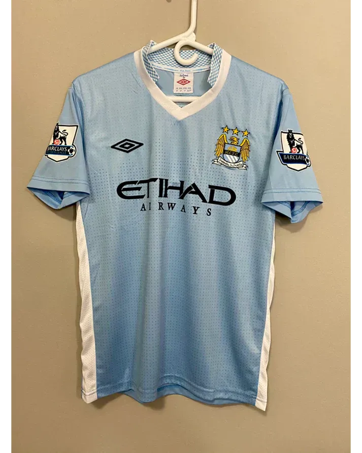 Camisa Retrô Manchester City 2011/12 Home - Kun Agüero #16 (+Patches)