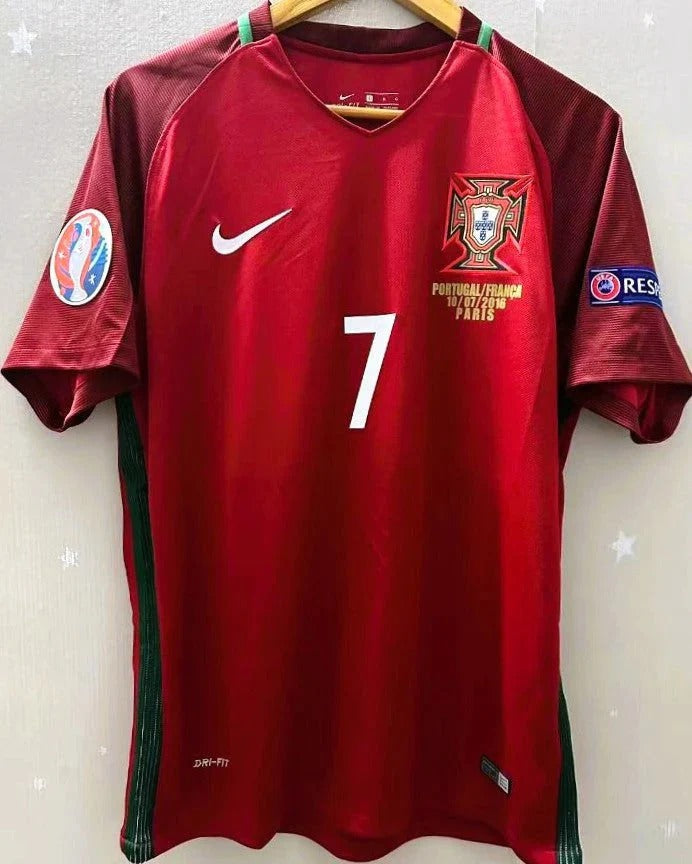 Camisa Retrô Portugal 2016/17 Home - RONALDO #7 (+Patches)