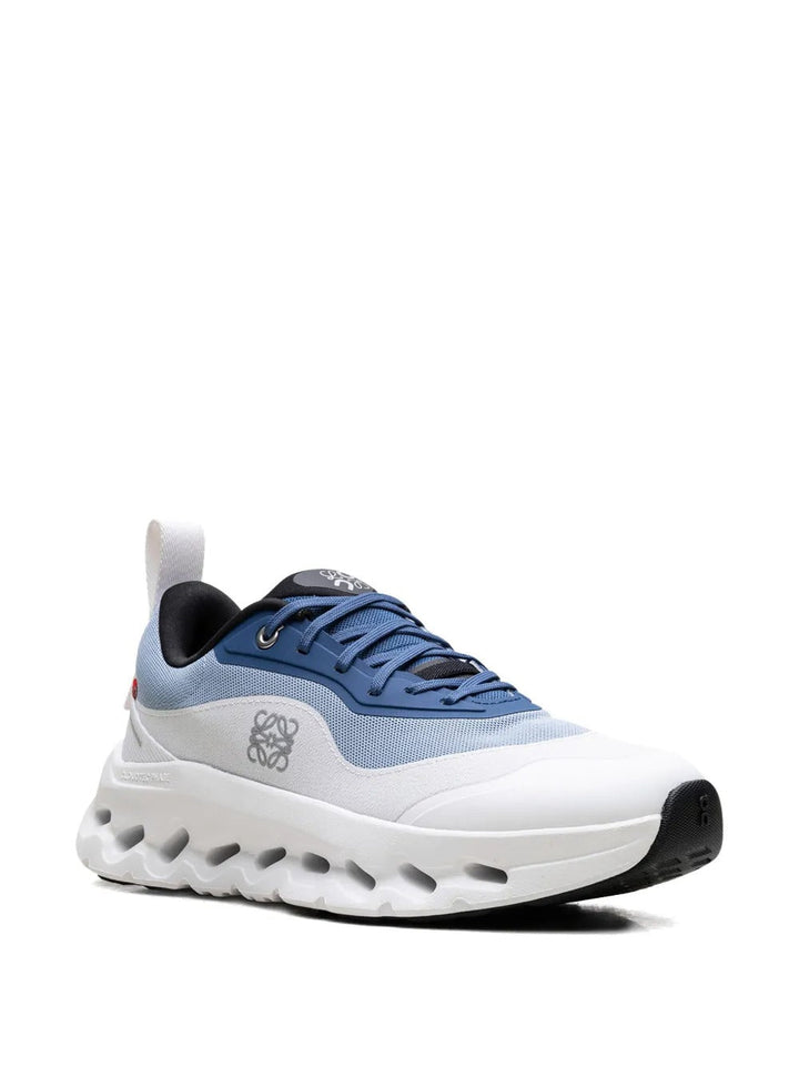 On Running x Loewe Cloudtilt 2.0 – Azul/Branco
