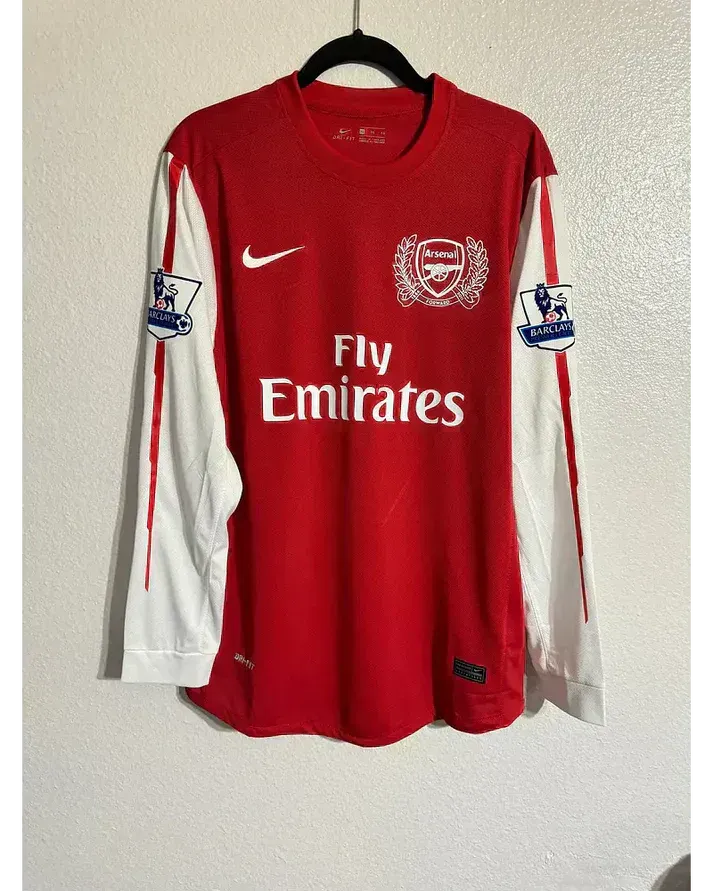 Camisa Retrô Arsenal 2010/11 Home - Mikel Arteta #8 (+Patches)