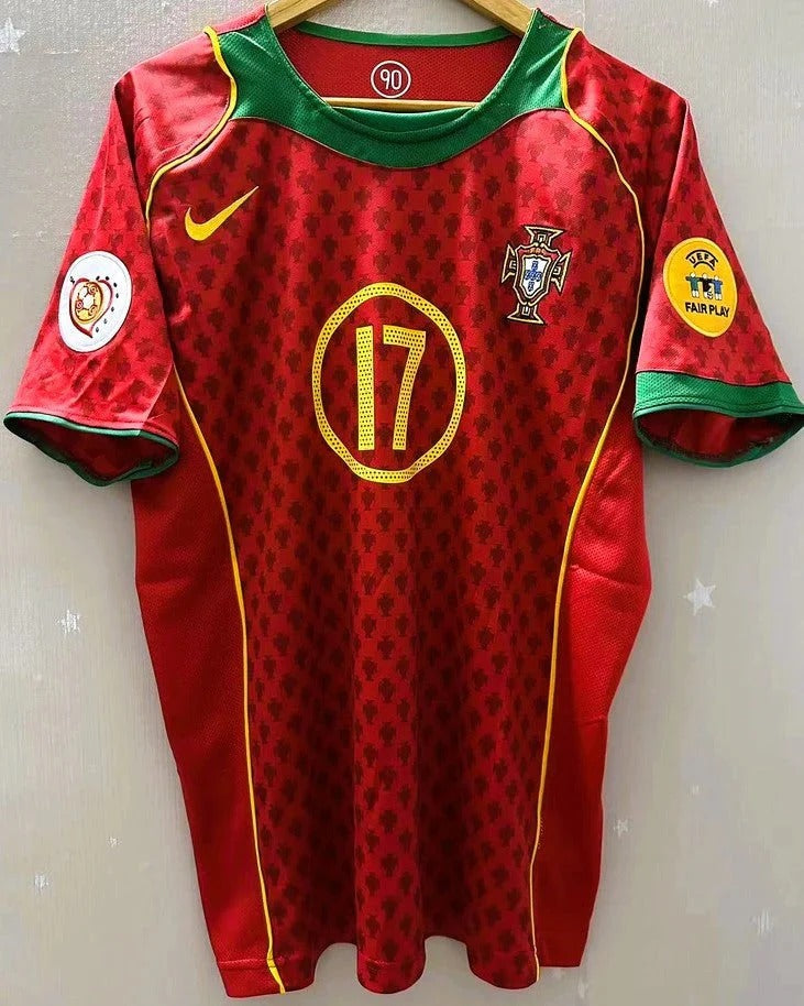 Camisa Retrô Portugal 2004/05 Home - C. RONALDO #17 (+Patches)