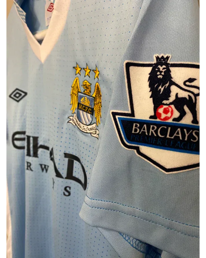 Camisa Retrô Manchester City 2011/12 Home - Kun Agüero #16 (+Patches)