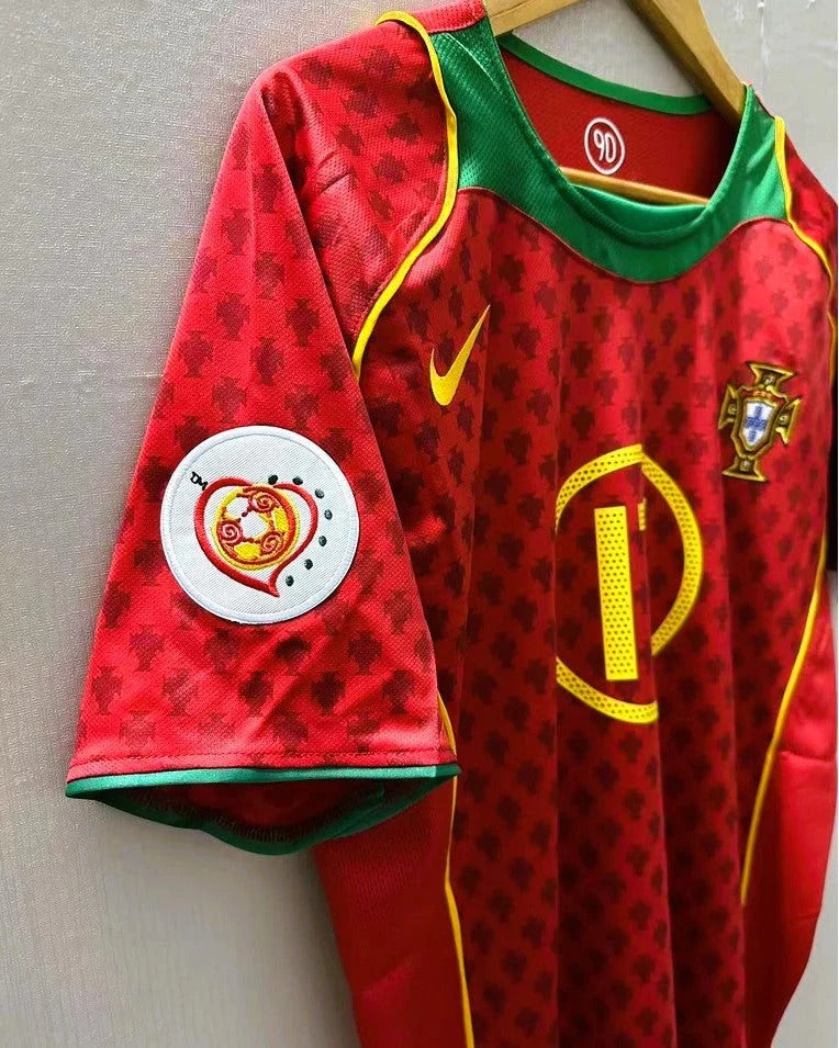 Camisa Retrô Portugal 2004/05 Home - C. RONALDO #17 (+Patches)