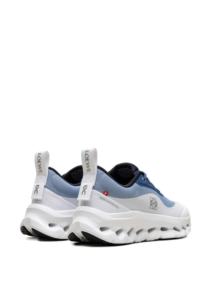 On Running x Loewe Cloudtilt 2.0 – Azul/Branco