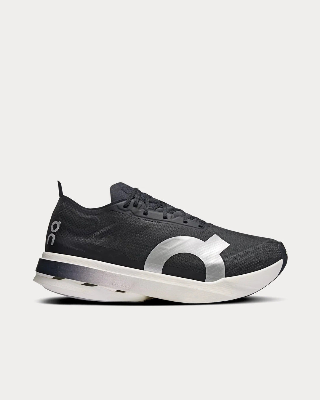 On Running Cloudboom Strike - Preto/Branco