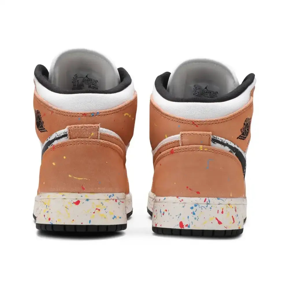 Jordan 1 Mid SE - Cru/Preto/Bege/Salpicos Coloridos