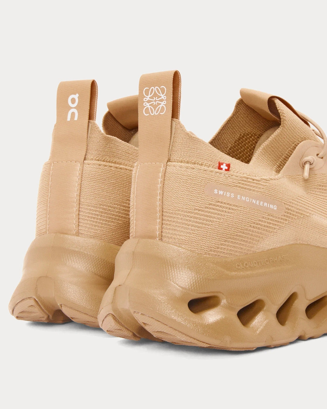 On Running x Loewe Cloudtilt – Areia