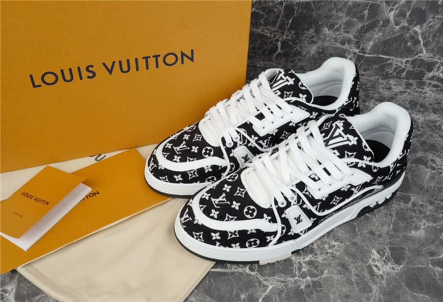 Louis Vuitton Trainer – Preto (Monogram Textile)