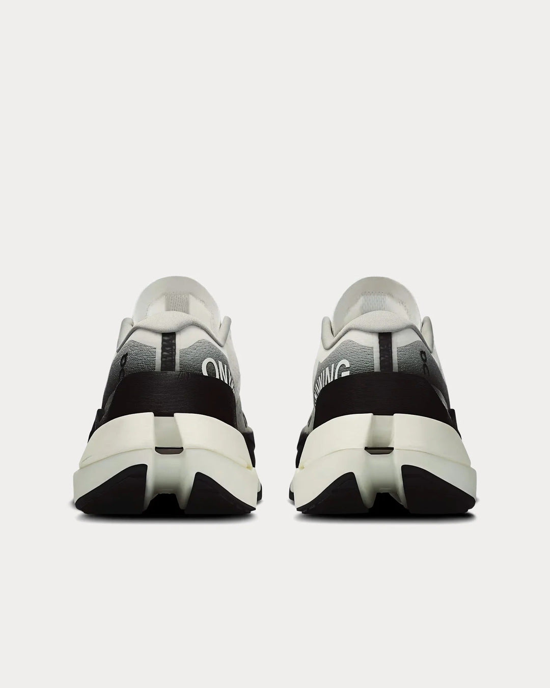 On Running Cloudboom Max - Branco/Preto