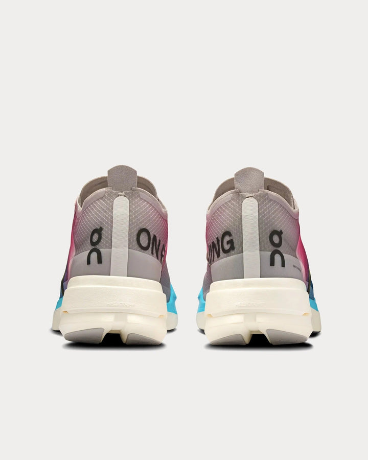 On Running Cloudboom Strike – Branco/Horizonte