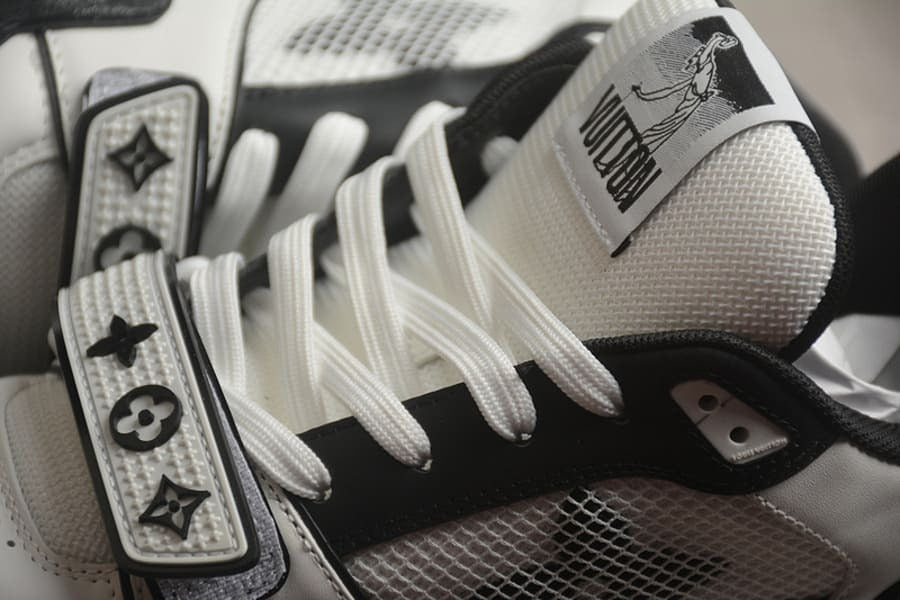 Louis Vuitton Trainer – Preto/Branco