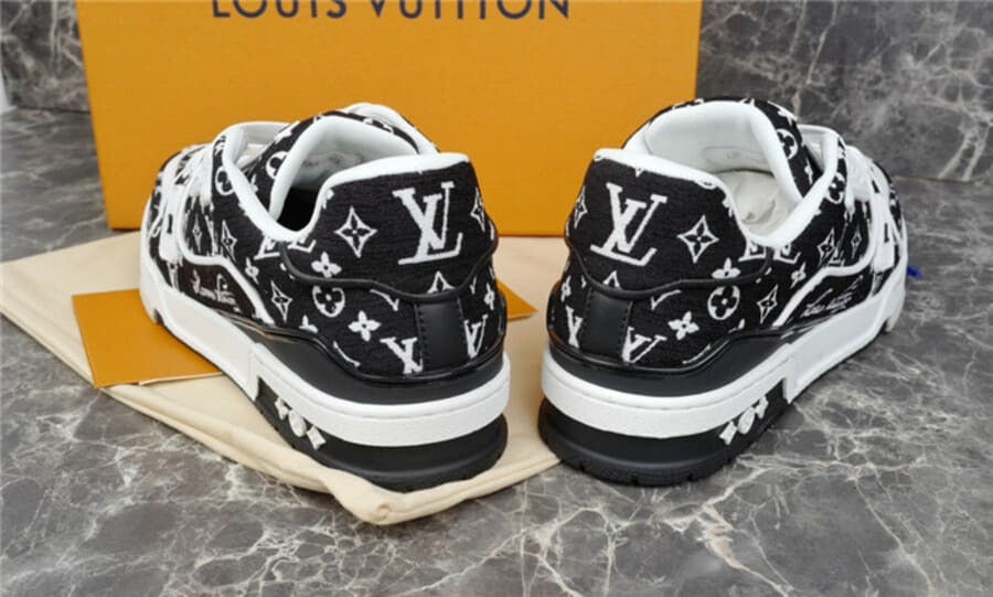Louis Vuitton Trainer – Preto (Monogram Textile)