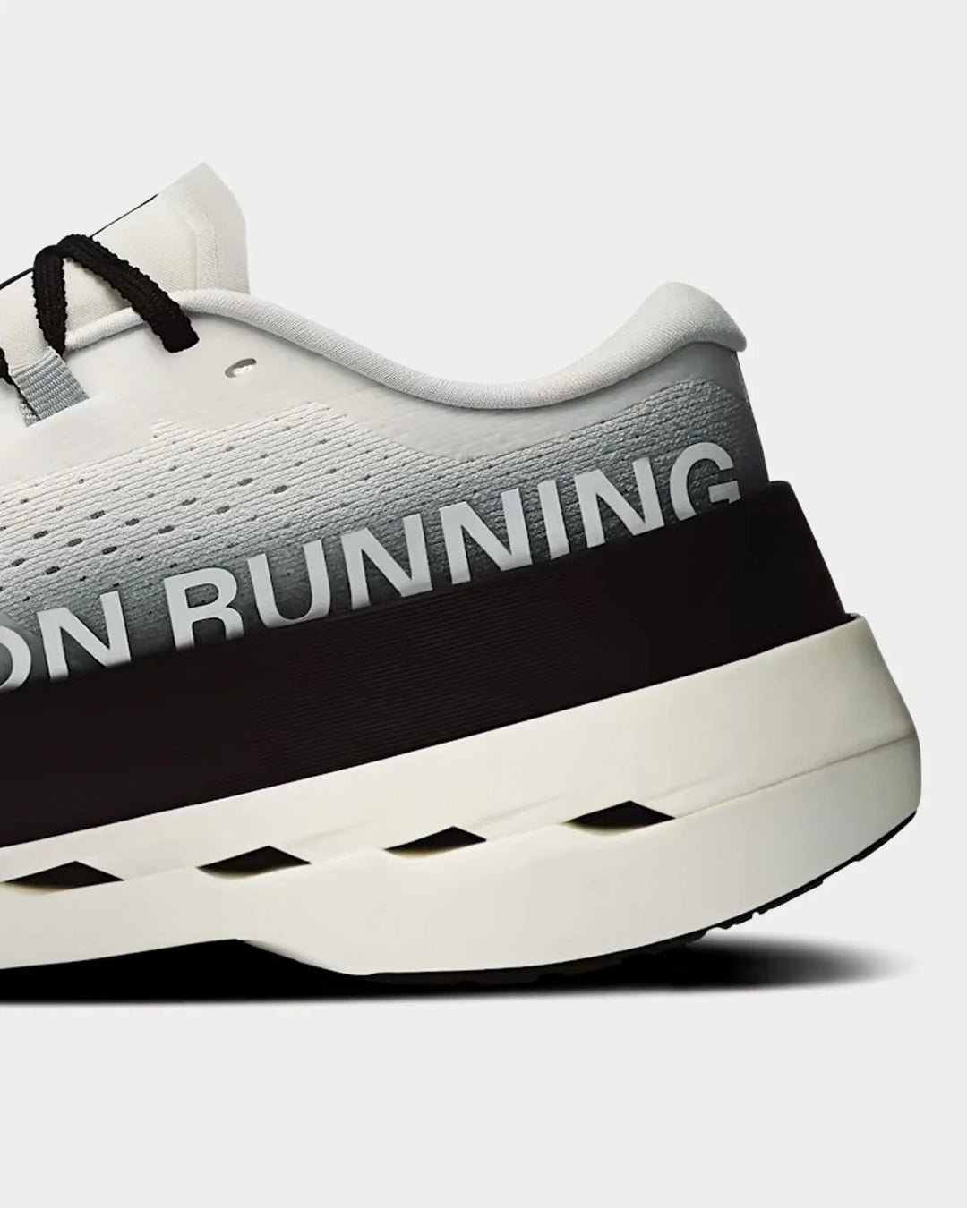 On Running Cloudboom Max - Branco/Preto