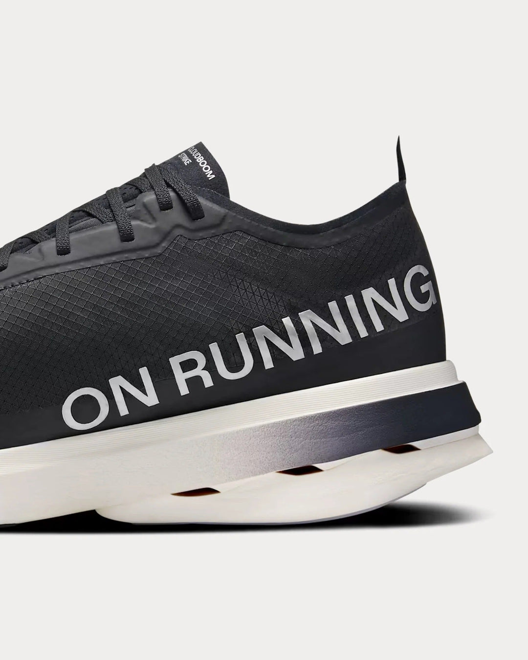 On Running Cloudboom Strike - Preto/Branco