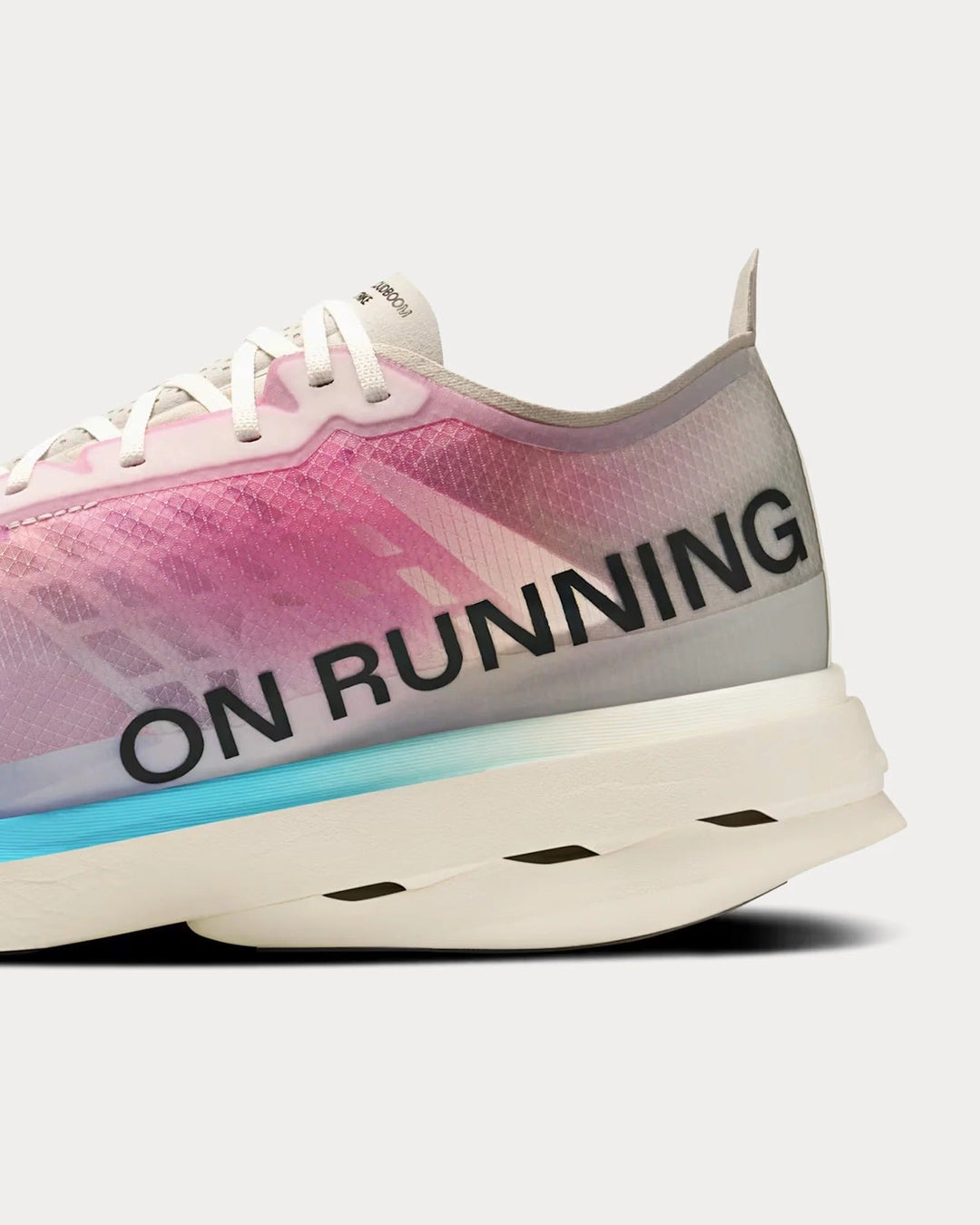 On Running Cloudboom Strike – Branco/Horizonte