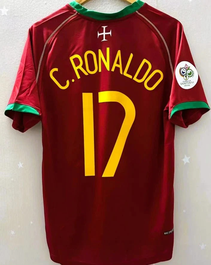 Camisa Retrô Portugal 2006/07 Home - C.RONALDO #17 (+Patches)