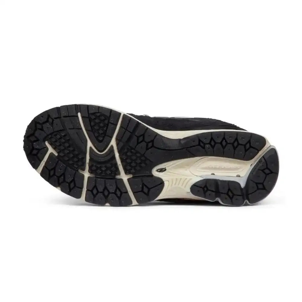 New Balance 1906D Protection Pack – Preto/Prata Metálico